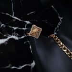 ⁦طقم اكسسوارات 4 قطع لون ذهبي بتصميم فيرزاتشي حجم 6⁩ - الصورة ⁦3⁩