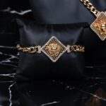 ⁦طقم اكسسوارات 4 قطع لون ذهبي بتصميم فيرزاتشي حجم 6⁩ - الصورة ⁦4⁩