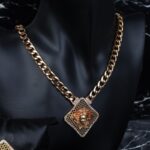 ⁦طقم اكسسوارات 4 قطع لون ذهبي بتصميم فيرزاتشي حجم 6⁩ - الصورة ⁦5⁩