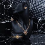 ⁦طقم اكسسوارات 4 قطع لون ذهبي بتصميم فيرزاتشي حجم 6⁩ - الصورة ⁦6⁩