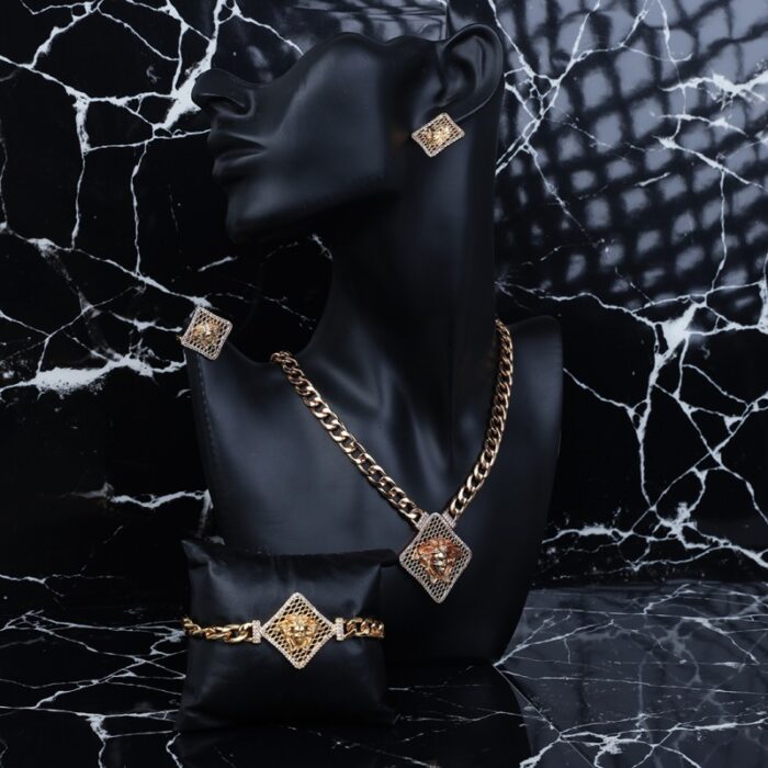 ⁦طقم اكسسوارات 4 قطع لون ذهبي بتصميم فيرزاتشي حجم 6⁩ - الصورة ⁦6⁩