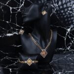 طقم اكسسوارات 4 قطع لون ذهبي بتصميم فيرزاتشي حجم 7