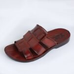 ⁦شبشب جلد طبيعي للرجال لون عسلي ونعل أسود⁩ - الصورة ⁦2⁩