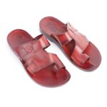 ⁦شبشب جلد طبيعي بتصميم حلقة الاصبع للرجال لون عسلي ونعل أسود⁩ - الصورة ⁦2⁩