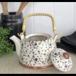 ابريق شاي بورسلان مع مصفاة لون طحيني مورد اسود