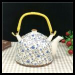 ⁦ابريق شاي بورسلان مع مصفاة لون طحيني مورد ازرق⁩ - الصورة ⁦2⁩