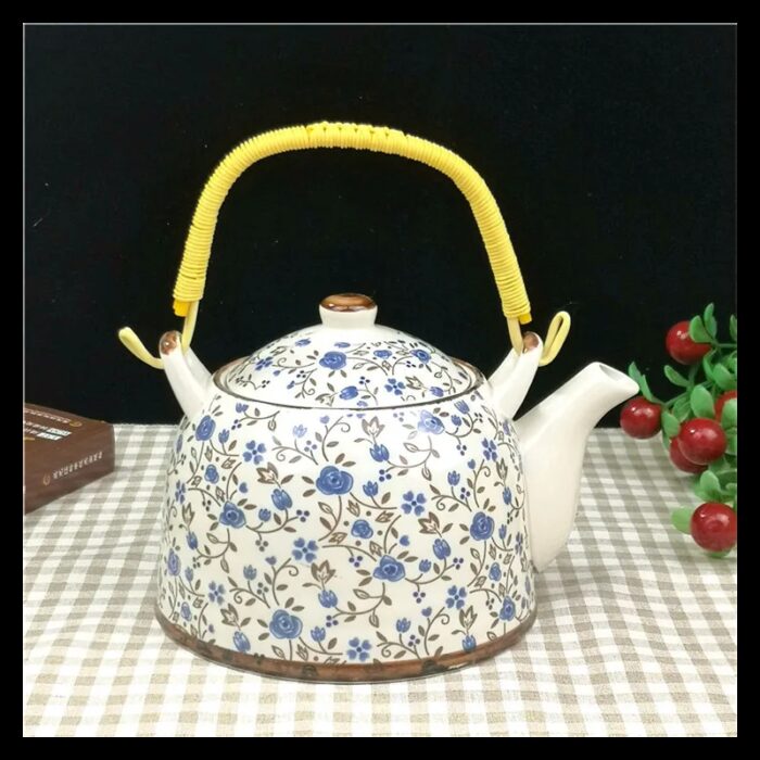 ⁦ابريق شاي بورسلان مع مصفاة لون طحيني مورد ازرق⁩ - الصورة ⁦2⁩