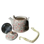 ⁦ابريق شاي بورسلان مع مصفاة لون طحيني مورد احمر واسود⁩ - الصورة ⁦2⁩