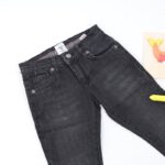 ⁦بنطال جينز سليم فيت ولادي لون أسود⁩ - الصورة ⁦2⁩