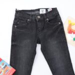 ⁦بنطال جينز سليم فيت ولادي لون أسود⁩ - الصورة ⁦4⁩