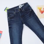 ⁦بنطال جينز سليم فيت ولادي لون أزرق غامق⁩ - الصورة ⁦2⁩