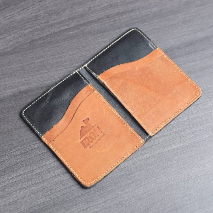 ⁦محفظة جلد شبابية من ايرون IRON للرجال لون اسود وكرميدي⁩ - الصورة ⁦2⁩