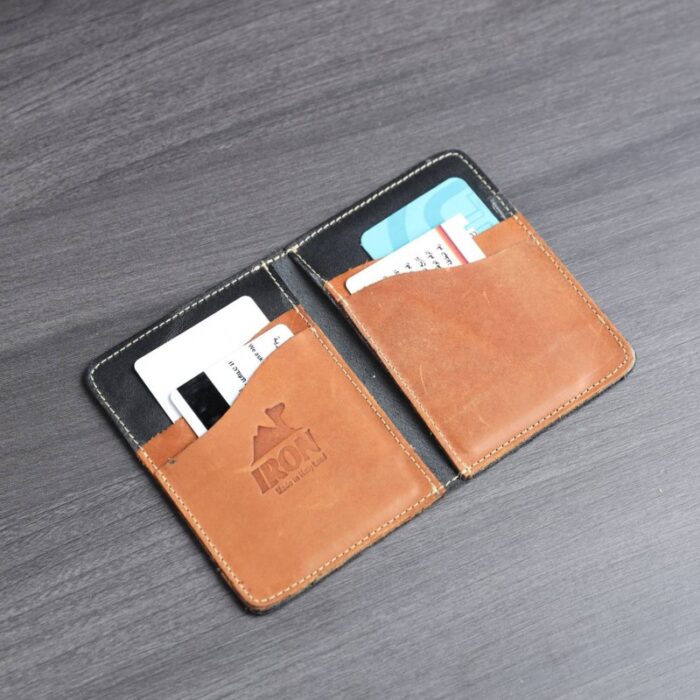 ⁦محفظة جلد شبابية من ايرون IRON للرجال لون اسود وكرميدي⁩ - الصورة ⁦3⁩