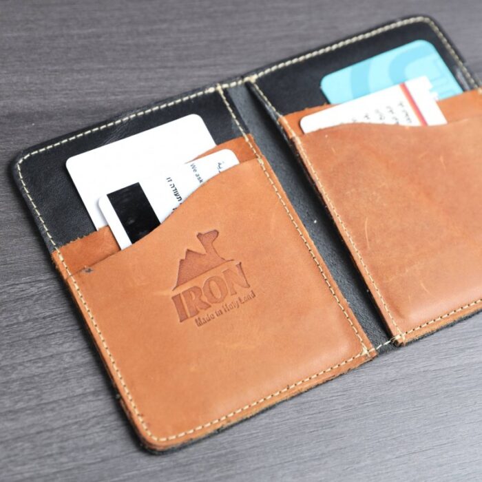 ⁦محفظة جلد شبابية من ايرون IRON للرجال لون اسود وكرميدي⁩ - الصورة ⁦5⁩