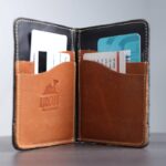 ⁦محفظة جلد شبابية من ايرون IRON للرجال لون اسود وكرميدي⁩ - الصورة ⁦6⁩