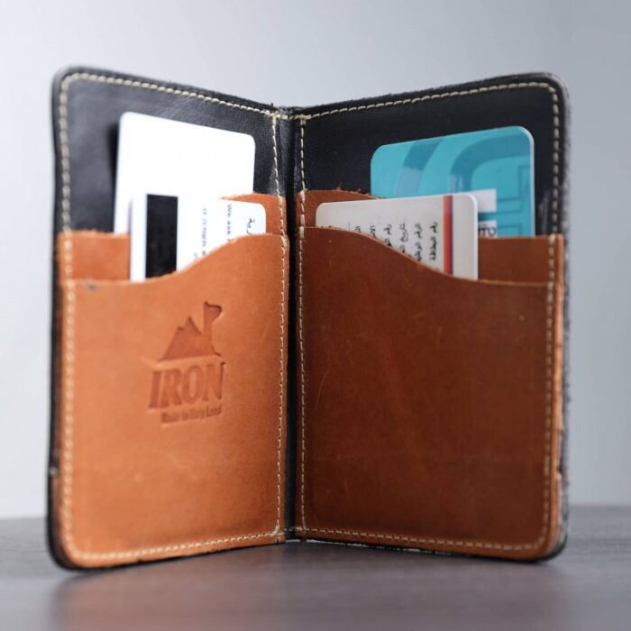 ⁦محفظة جلد شبابية من ايرون IRON للرجال لون اسود وكرميدي⁩ - الصورة ⁦6⁩