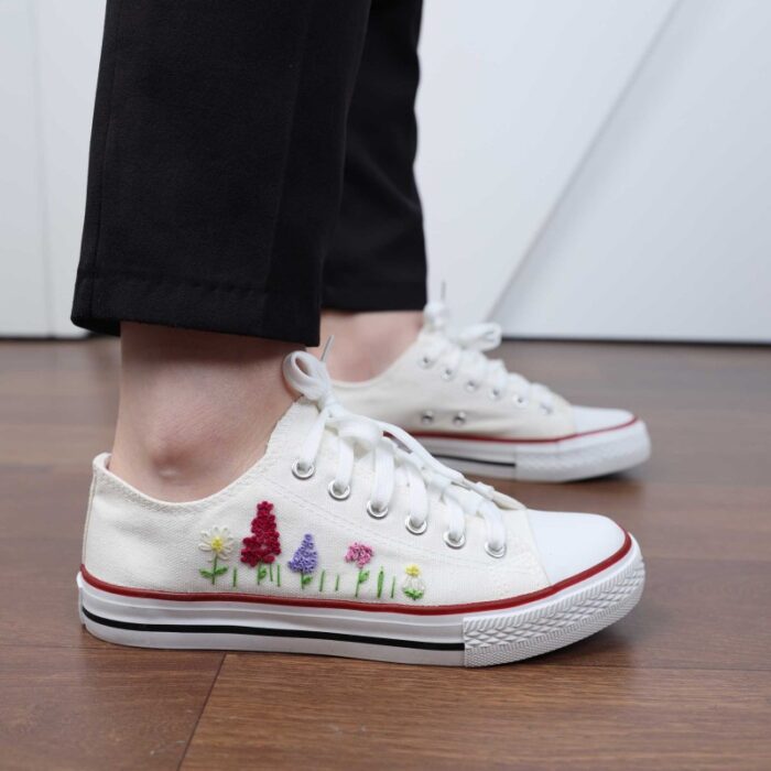 10336856_67dc5b52ee459 حذاء كاجوال ساق قصير صناعة يدوية للنساء لون بيج ونعل ابيض - الصورة 1