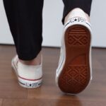 ⁦حذاء كاجوال ساق قصير صناعة يدوية للنساء لون بيج ونعل ابيض⁩ - الصورة ⁦10⁩