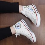 ⁦حذاء كاجوال ساق طويل صناعة يدوية للنساء لون بيج ونعل ابيض⁩ - الصورة ⁦14⁩