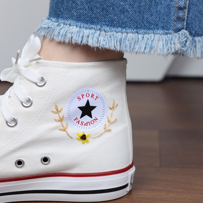 ⁦حذاء كاجوال ساق طويل صناعة يدوية للنساء لون ابيض⁩ - الصورة ⁦3⁩