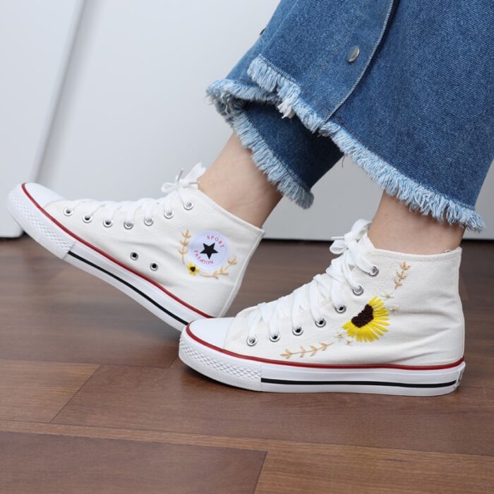 ⁦حذاء كاجوال ساق طويل صناعة يدوية للنساء لون ابيض⁩ - الصورة ⁦4⁩