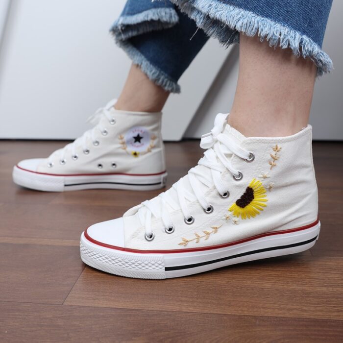 ⁦حذاء كاجوال ساق طويل صناعة يدوية للنساء لون ابيض⁩ - الصورة ⁦5⁩