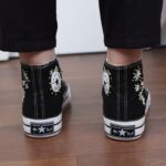 ⁦حذاء كاجوال ساق طويل صناعة يدوية للنساء لون اسود ونعل ابيض⁩ - الصورة ⁦2⁩