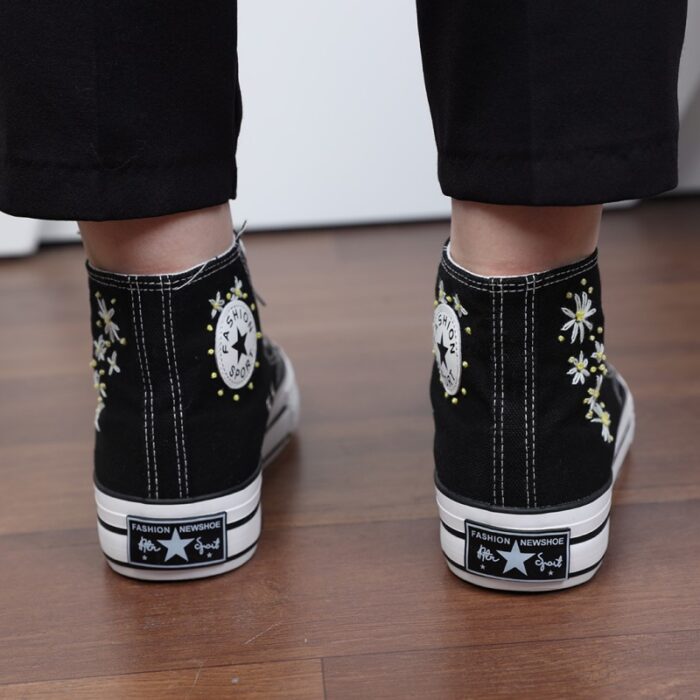 ⁦حذاء كاجوال ساق طويل صناعة يدوية للنساء لون اسود ونعل ابيض⁩ - الصورة ⁦2⁩