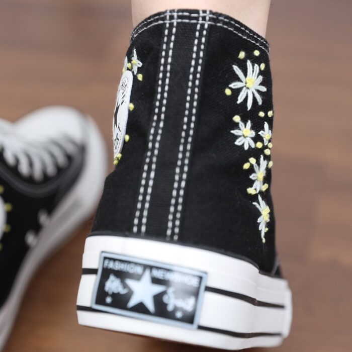 ⁦حذاء كاجوال ساق طويل صناعة يدوية للنساء لون اسود ونعل ابيض⁩ - الصورة ⁦4⁩