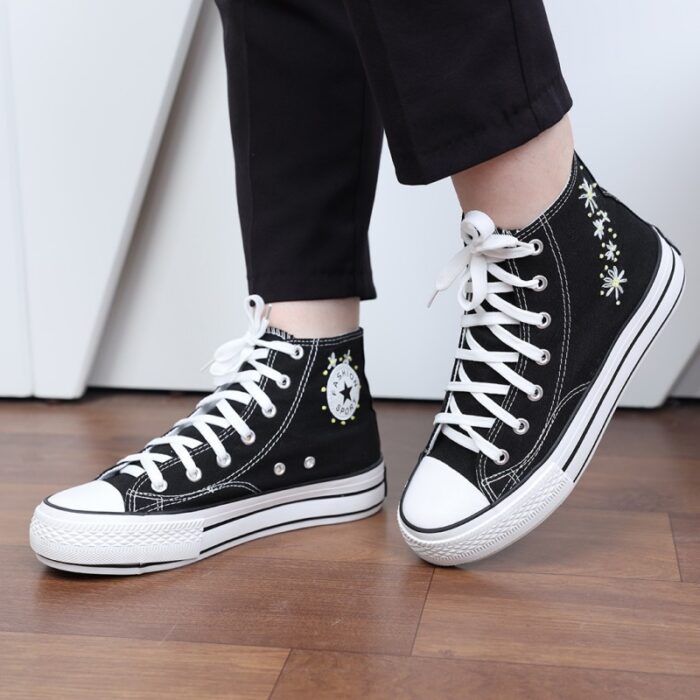 ⁦حذاء كاجوال ساق طويل صناعة يدوية للنساء لون اسود ونعل ابيض⁩ - الصورة ⁦5⁩