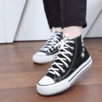 ⁦حذاء كاجوال ساق طويل صناعة يدوية للنساء لون اسود ونعل ابيض⁩ - الصورة ⁦6⁩