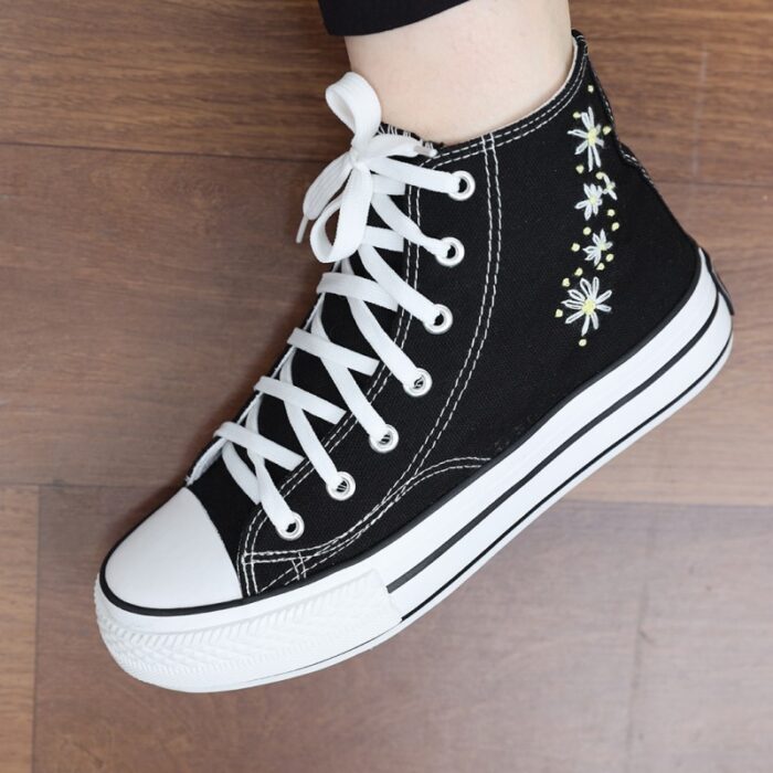 ⁦حذاء كاجوال ساق طويل صناعة يدوية للنساء لون اسود ونعل ابيض⁩ - الصورة ⁦8⁩