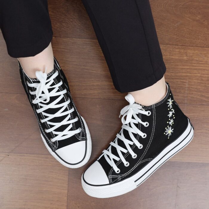 ⁦حذاء كاجوال ساق طويل صناعة يدوية للنساء لون اسود ونعل ابيض⁩ - الصورة ⁦9⁩