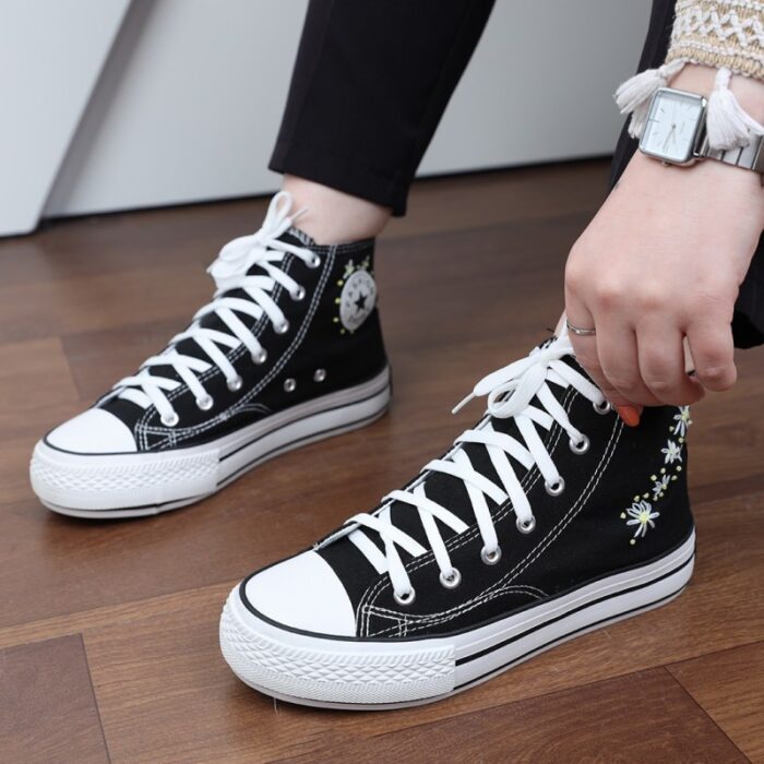 ⁦حذاء كاجوال ساق طويل صناعة يدوية للنساء لون اسود ونعل ابيض⁩ - الصورة ⁦16⁩