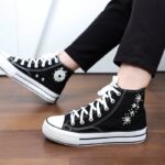 ⁦حذاء كاجوال ساق طويل صناعة يدوية للنساء لون اسود ونعل ابيض⁩ - الصورة ⁦20⁩