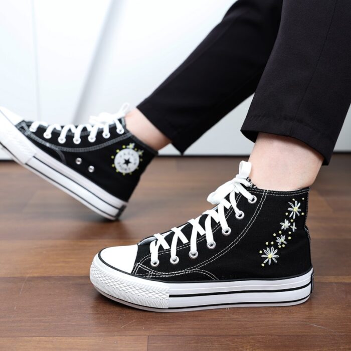 ⁦حذاء كاجوال ساق طويل صناعة يدوية للنساء لون اسود ونعل ابيض⁩ - الصورة ⁦20⁩