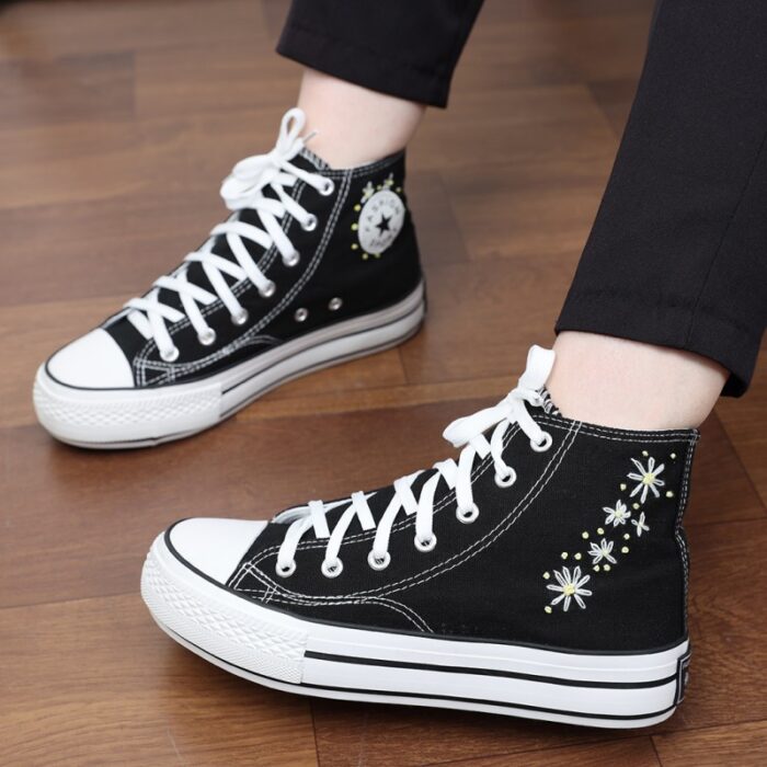 ⁦حذاء كاجوال ساق طويل صناعة يدوية للنساء لون اسود ونعل ابيض⁩ - الصورة ⁦21⁩