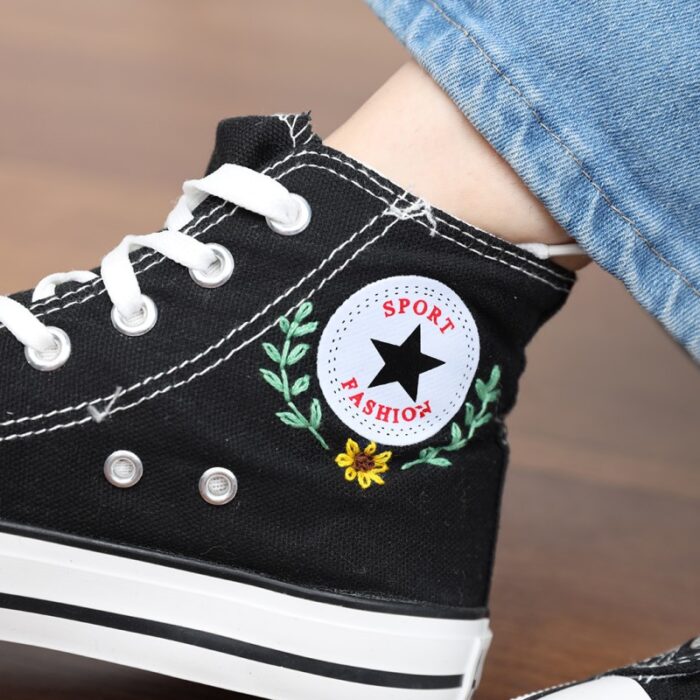 ⁦حذاء كاجوال صناعة يدوية للنساء لون اسود ونعل ابيض⁩ - الصورة ⁦4⁩