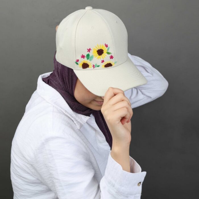 10336863_67dc5b74b78e4 طاقية قماش بزخرفة يدوية عباد الشمس امامية للنساء لون بيج - الصورة 1