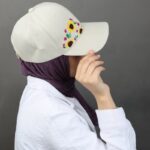 ⁦طاقية قماش بزخرفة يدوية عباد الشمس امامية للنساء لون بيج⁩ - الصورة ⁦2⁩