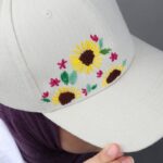 ⁦طاقية قماش بزخرفة يدوية عباد الشمس امامية للنساء لون بيج⁩ - الصورة ⁦8⁩