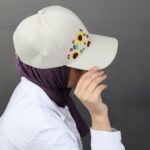 ⁦طاقية قماش بزخرفة يدوية عباد الشمس امامية للنساء لون بيج⁩ - الصورة ⁦10⁩