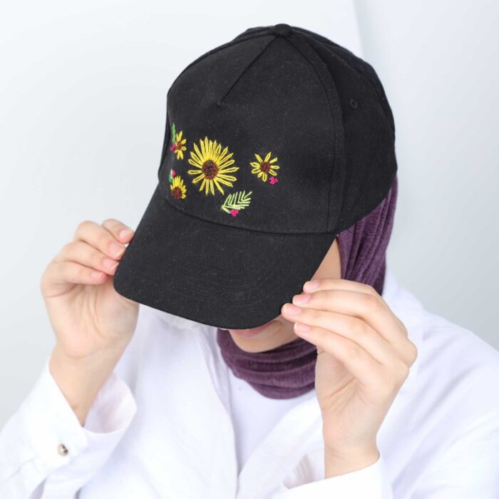 10336865_67dc5b75f2bed طاقية قماش بزخرفة يدوية عباد الشمس للنساء لون اسود - الصورة 1