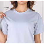 ⁦تيشيرت قطني بأكمام قصيرة وقبة دائرية من Sami Boutique للنساء لون ازرق بارد⁩ - الصورة ⁦2⁩