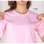 ⁦تيشيرت قطني بأكمام قصيرة وقبة دائرية من Sami Boutique للنساء لون زهري بارد⁩ - الصورة ⁦2⁩