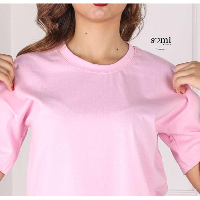 ⁦تيشيرت قطني بأكمام قصيرة وقبة دائرية من Sami Boutique للنساء لون زهري بارد⁩ - الصورة ⁦2⁩