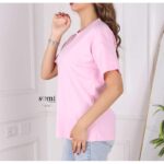 ⁦تيشيرت قطني بأكمام قصيرة وقبة دائرية من Sami Boutique للنساء لون زهري بارد⁩ - الصورة ⁦3⁩