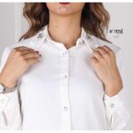 ⁦قميص بأكمام طويلة قبة زخرفة اشكال وأزرار فضي من Sami boutique للنساء لون أبيض⁩ - الصورة ⁦2⁩