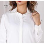 ⁦قميص بأكمام طويلة قبة زخرفة فضي من Sami boutique للنساء لون أبيض⁩ - الصورة ⁦2⁩