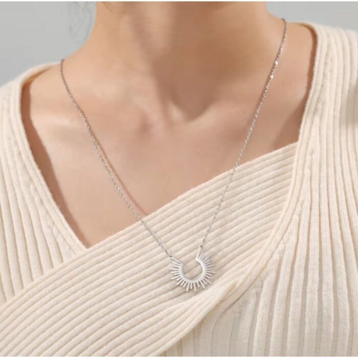 ⁦سلسال فضي بتصميم شمس⁩ - الصورة ⁦2⁩